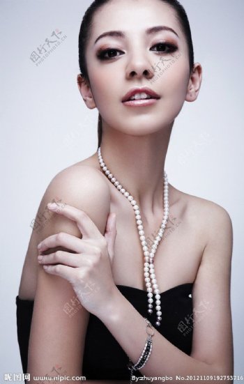 珍珠项链模特图片