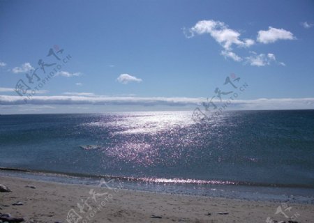 海边沙滩阳光蓝天白云图片