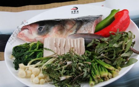 野菜焖鱼头图片