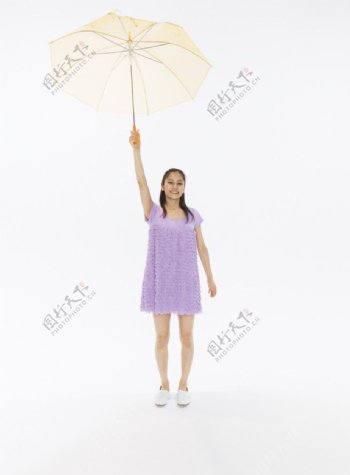 打着雨伞的快乐女大学生图片