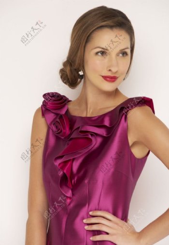 穿紫红色裙子的美女模特图片