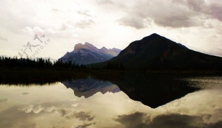加拿大落基山自然景区翡翠湖图片