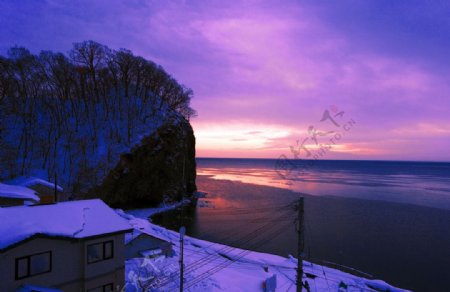 冬天鄂霍次克海的拂晓图片