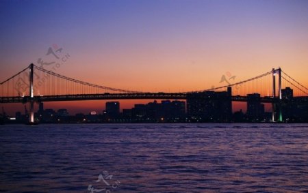 东京夕阳下的彩虹桥图片