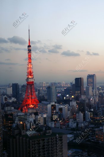 东京黄昏时的东京塔图片
