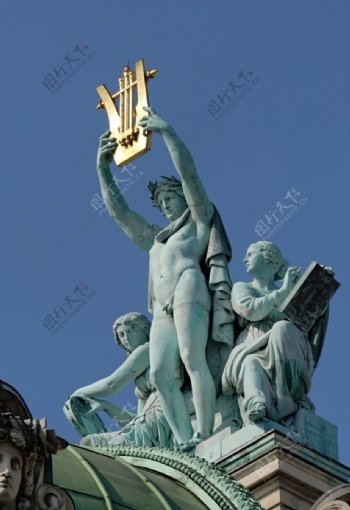 巴黎巴黎歌剧院屋顶的雕塑图片