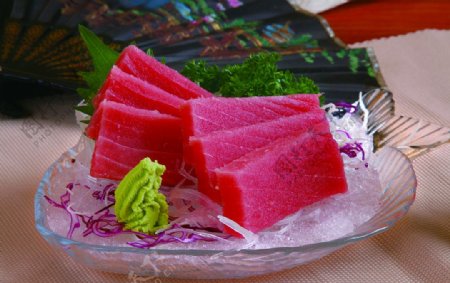 日本鲜红大鱼块寿司图片