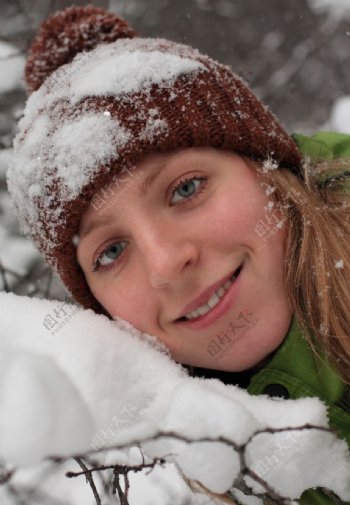 躺在雪地上的女人图片