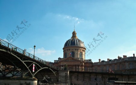 巴黎塞納河上的橋和建築图片