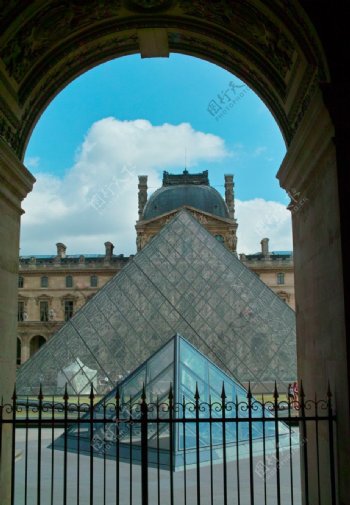 巴黎盧浮宮廣場的玻璃金字塔图片