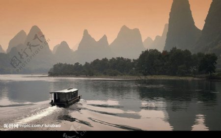 中国桂林黄昏的漓江图片