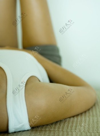 躺在床上的女人图片