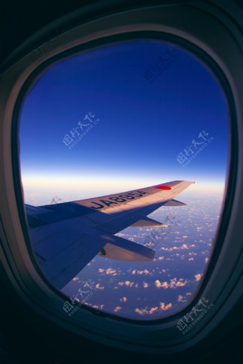 飞机视窗看云海图片