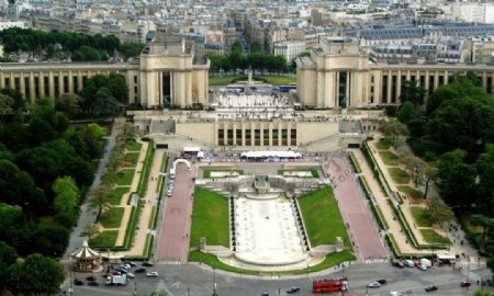 巴黎埃菲尔铁塔下的城市美景图片