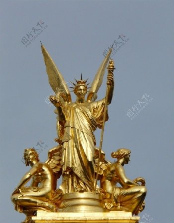 巴黎巴黎歌剧院屋顶鎏金女神雕塑图片