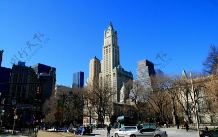 纽约蓝天下的曼哈顿街道图片