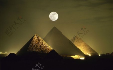 月色下的金字塔图片