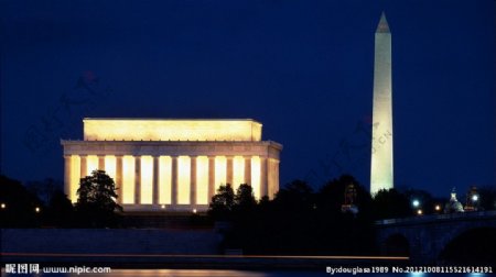 林肯纪念堂与华盛顿纪念碑夜景图片