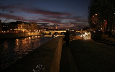 塞纳河夜景摄影图片