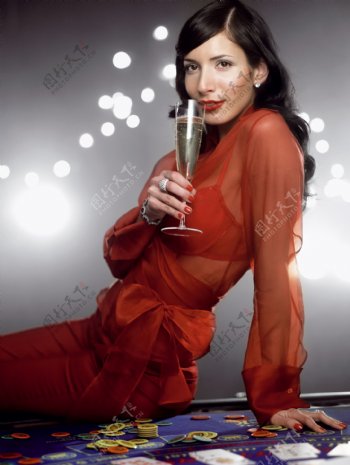 穿着红沙裙喝葡萄酒的美女图片