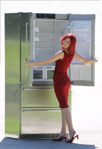 美女展示双门豪华冰箱图片