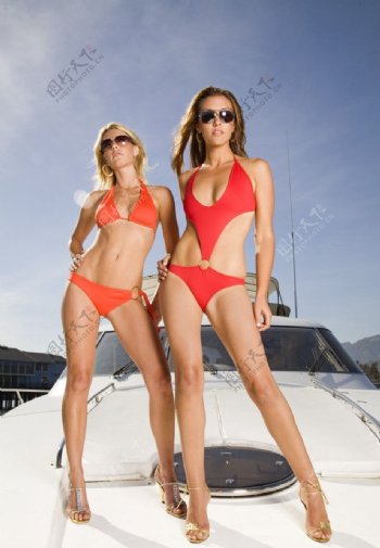 站在游艇上穿红色比基尼的长发美女图片