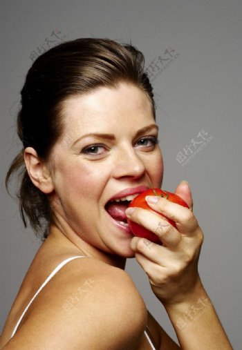吃水果的女孩图片