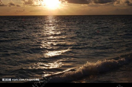 马尔代夫海边夕阳图片