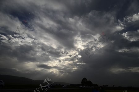 青海湖乌云图片