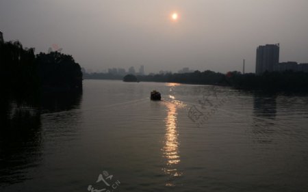 夕阳湖面图片