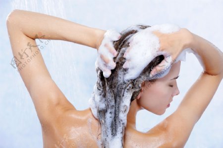 洗澡洗头发的美女图片