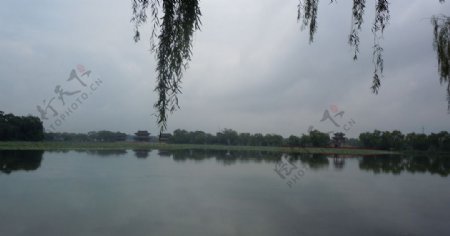 湖中倒影图片
