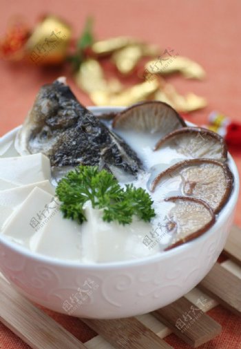 豆腐香菇炖鱼头图片