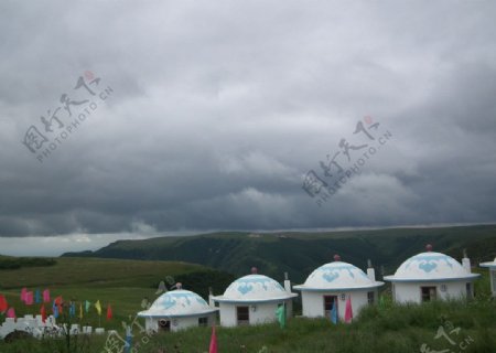 云脚下的蒙古包图片