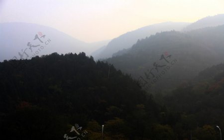 雾霾下的山峦图片