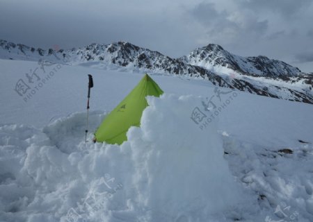 帐篷雪地扎营图片