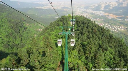 秀峰吊索鸟瞰风光图片