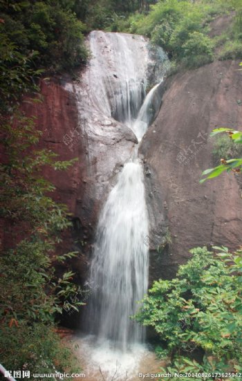 丹霞石壁自然瀑布飞流图片