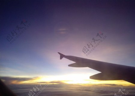 夕阳云彩机翼图片