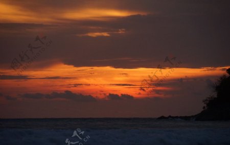 夕阳下的普吉岛海浪图片