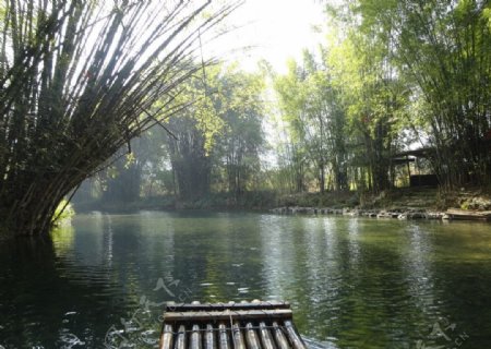 桂林山水清澈小河图片
