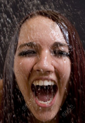 淋浴的女人图片