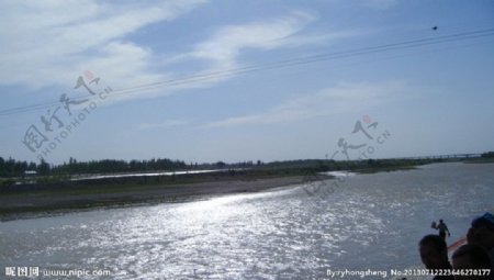 伊犁河风景图片