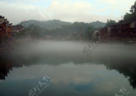 雾中小镇图片