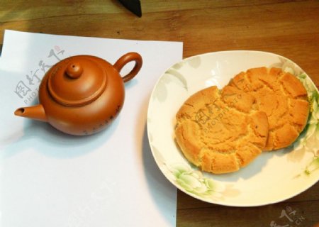 桃酥茶壶盘子摄影高清图片