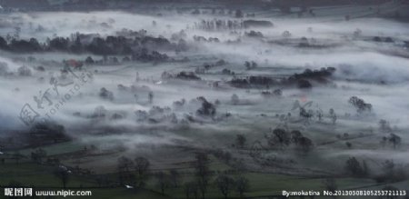 雾中的山村图片