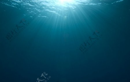 阳光射入海底图片