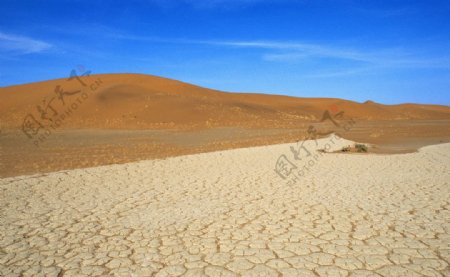 沙漠戈壁蓝天图片
