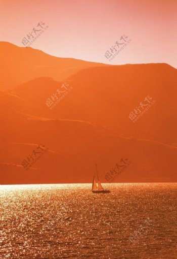 沐浴在夕阳下的帆船图片