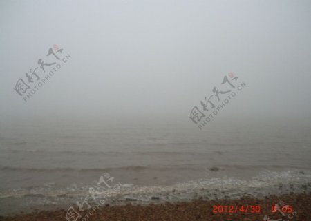 海边雾景图片